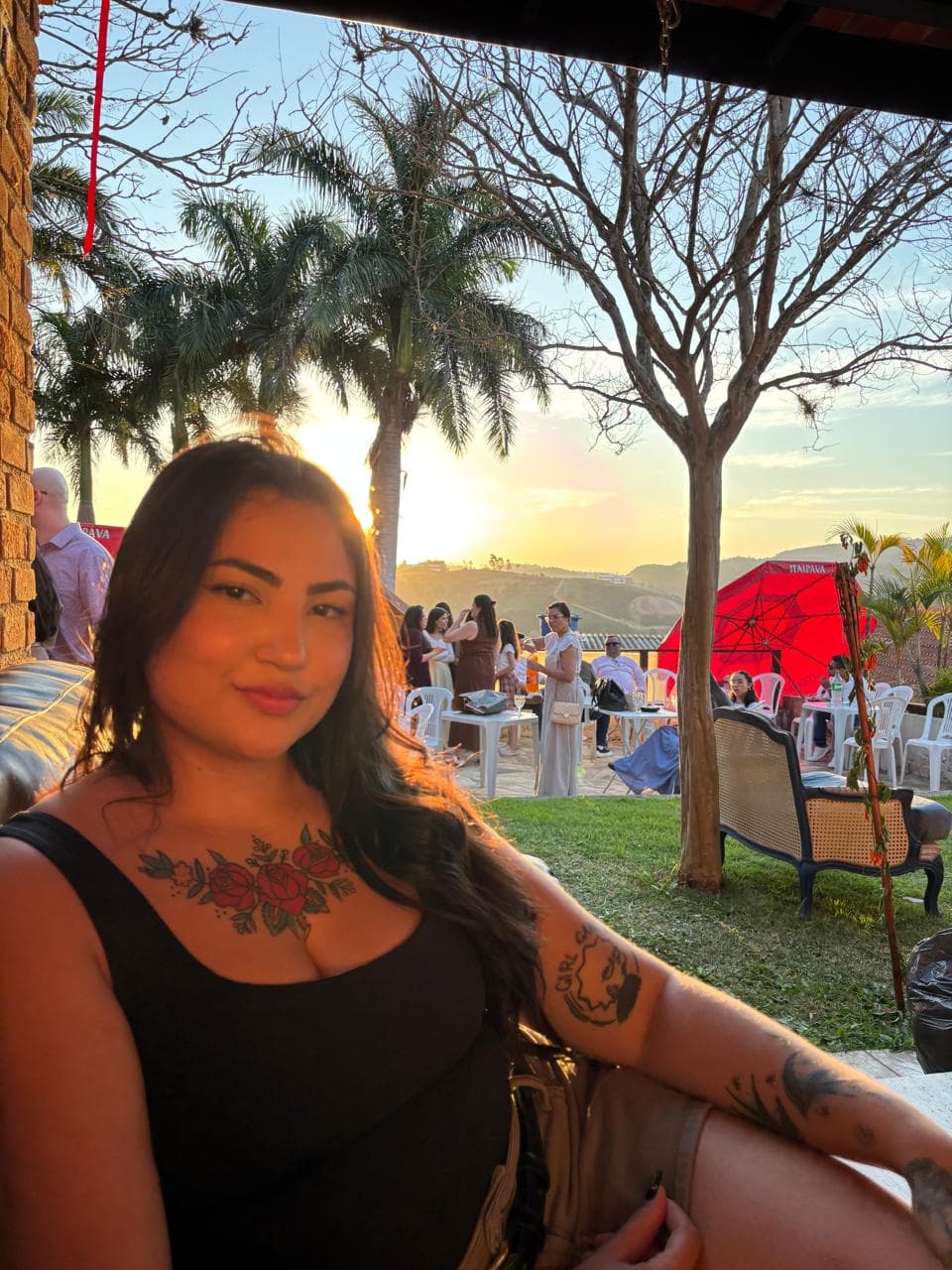 Larissa Freitas sorrindo ao ar livre